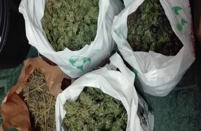 {Policjanci z Olecka zatrzymali mężczyznę, który miał 3 kg marihuany.}