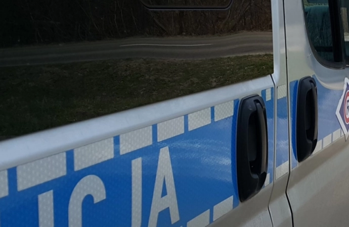 {W Gołdapi dzięki świadkom udało się zatrzymać pijanego kierowcę, który uderzył w latarnię, a następnie w blok.}