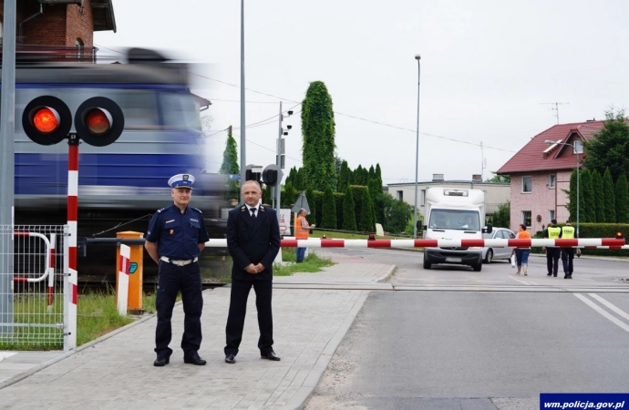 {„Bezpieczny piątek” to akcja, w trakcie której kolejarze wspierani przez policjantów przypominają o zasadach bezpieczeństwa na przejazdach kolejowych.}