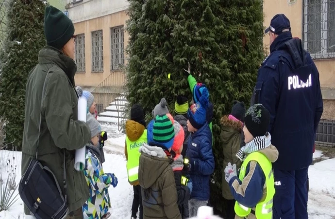 Piscy policjanci zaprosili tamtejsze przedszkolaki do wspólnego rozbierania odblaskowej choinki.